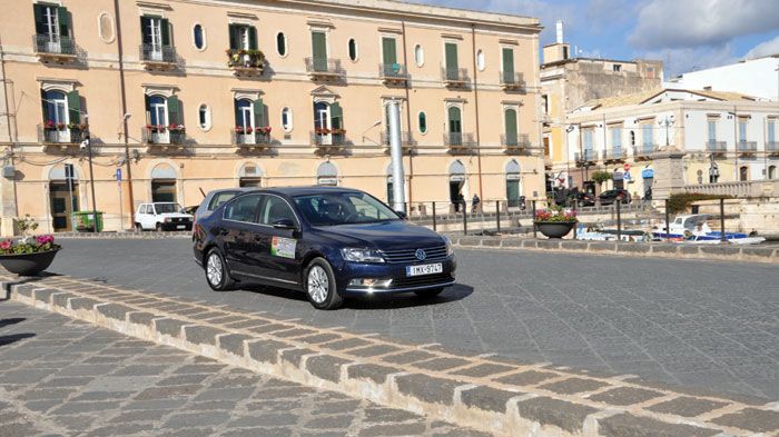 Το VW Passat Ecofuel τράβαγε τα βλέμματα των Σικελών. Βλέπετε αναγνωρίζουν τις ελληνικές πινακίδες κι όλο και κάποιο “Greco” μπορεί να ακούσετε!